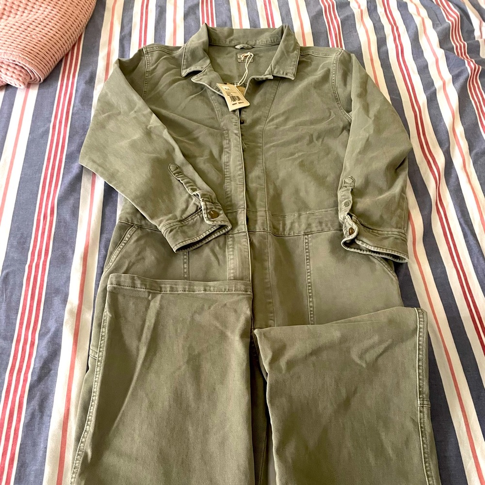 Never worn has a nice stretch. Size xl